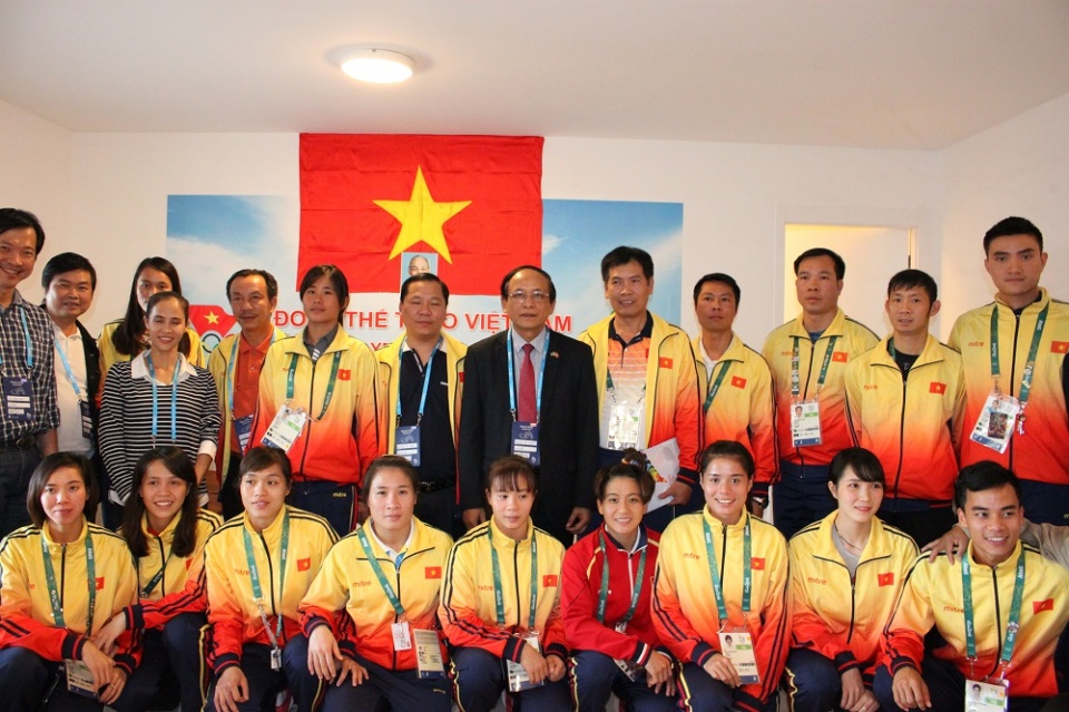 rio khi la quoc ky viet nam bay len