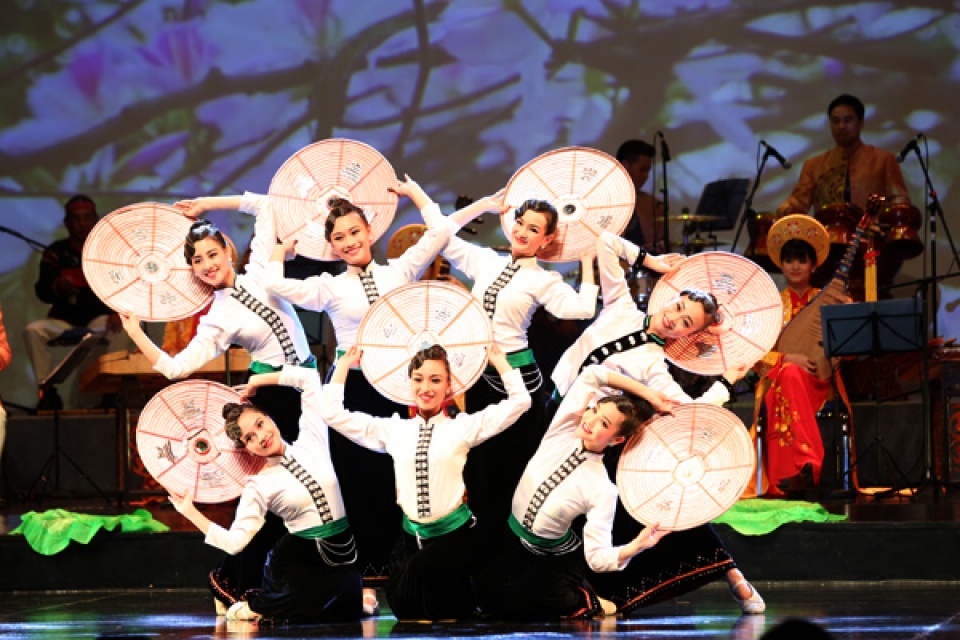 huong sac viet nam tren xu so chua vang