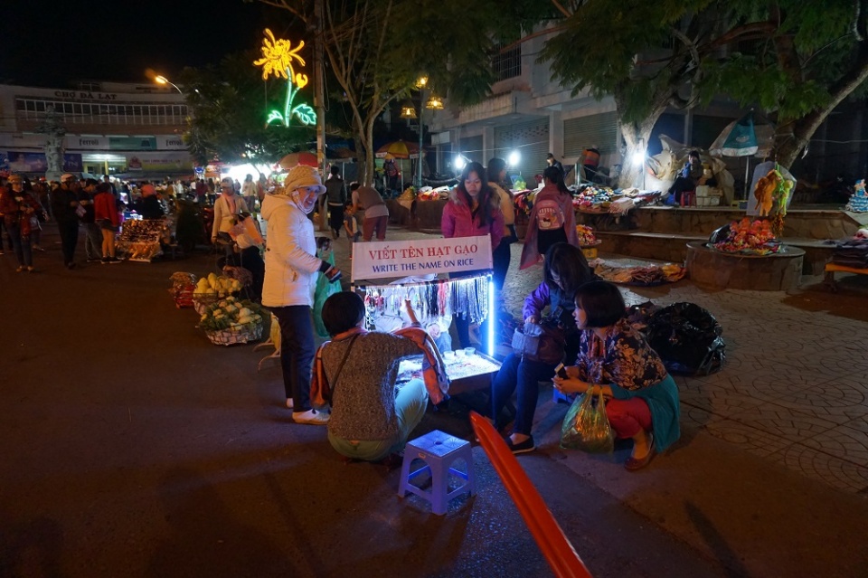 tai hoa nguoi viet chu tren hat gao