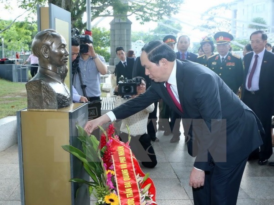 chu tich nuoc tran dai quang hoi dam voi cac nha lanh dao singapore