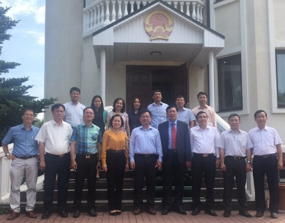 dai su quan viet nam tai ukraine lam viec voi doan can bo lanh dao tinh hung yen