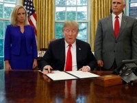 uy tin cua tong thong my van on dinh sau tuan nhieu song gio