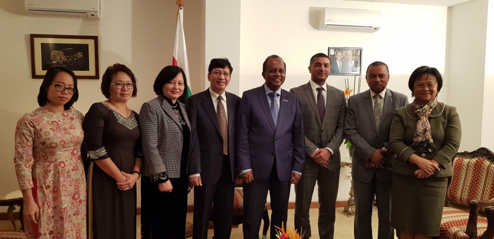 dai su le huy hoang trinh quoc thu len tong thong madagascar