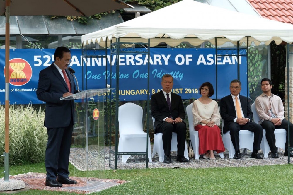 dai su quan cac nuoc asean tai hungary to chuc le thuong co