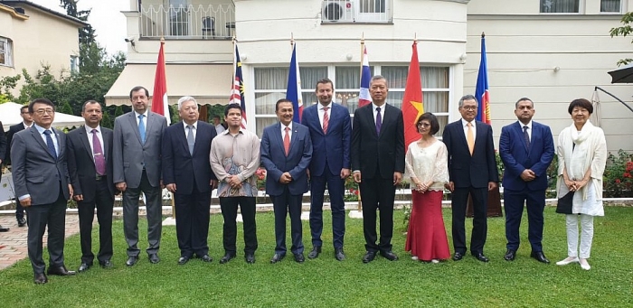 dai su quan cac nuoc asean tai hungary to chuc le thuong co