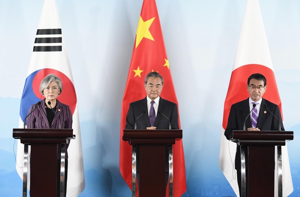 nhat trung han nhat tri hop tac ba ben bat chap bat dong song phuong