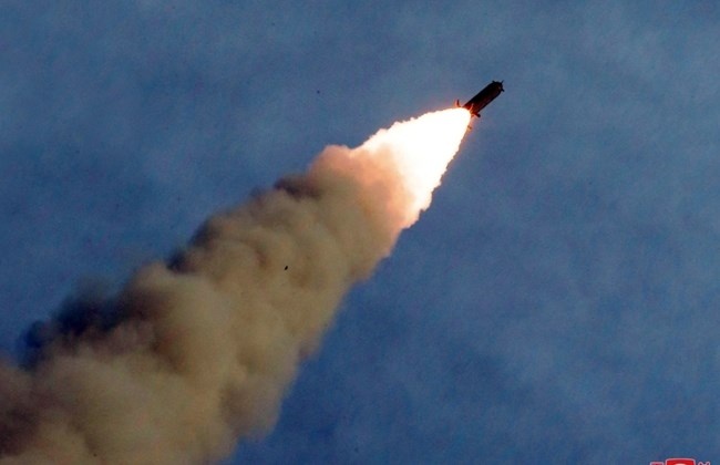 yemen phien quan houthi phong 10 ten lua nham vao san bay cua saudi arabia