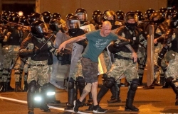 Bầu cử Belarus: Ông Lukashenko tạm dẫn trước cách biệt, biểu tình phản đối ở Thủ đô, phóng viên Nga bị bắt giữ