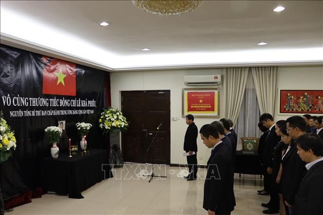 Lễ viếng nguyên Tổng Bí thư Lê Khả Phiêu tại các Cơ quan đại diện Việt Nam ở nước ngoài le-vieng-nguyen-tong-bi-thu-le-kha-phieu-tai-cac-co-quan-dai-dien-viet-nam-o-nuoc-ngoai