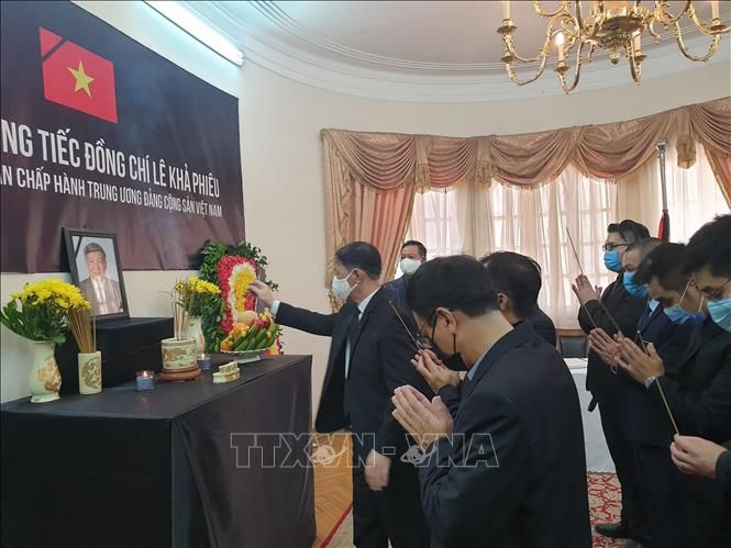 Lễ viếng nguyên Tổng Bí thư Lê Khả Phiêu tại các Cơ quan đại diện Việt Nam ở nước ngoài le-vieng-nguyen-tong-bi-thu-le-kha-phieu-tai-cac-co-quan-dai-dien-viet-nam-o-nuoc-ngoai-3