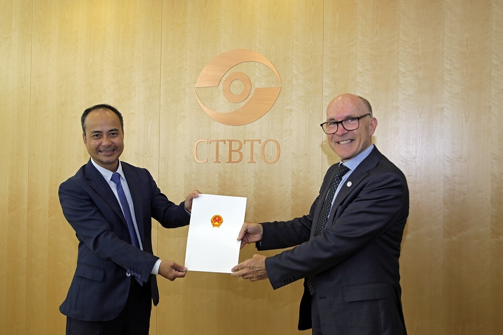 Đại sứ Nguyễn Trung Kiên trình Thư Ủy nhiệm tới Thư ký Điều hành Tổ chức Hiệp ước cấm thử hạt nhân toàn diện. (Đại sứ quán Việt Nam tại Áo)