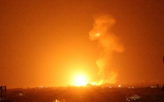  Cầu lửa đỏ trời Dải Gaza, Israel mở trận không kích trong đêm