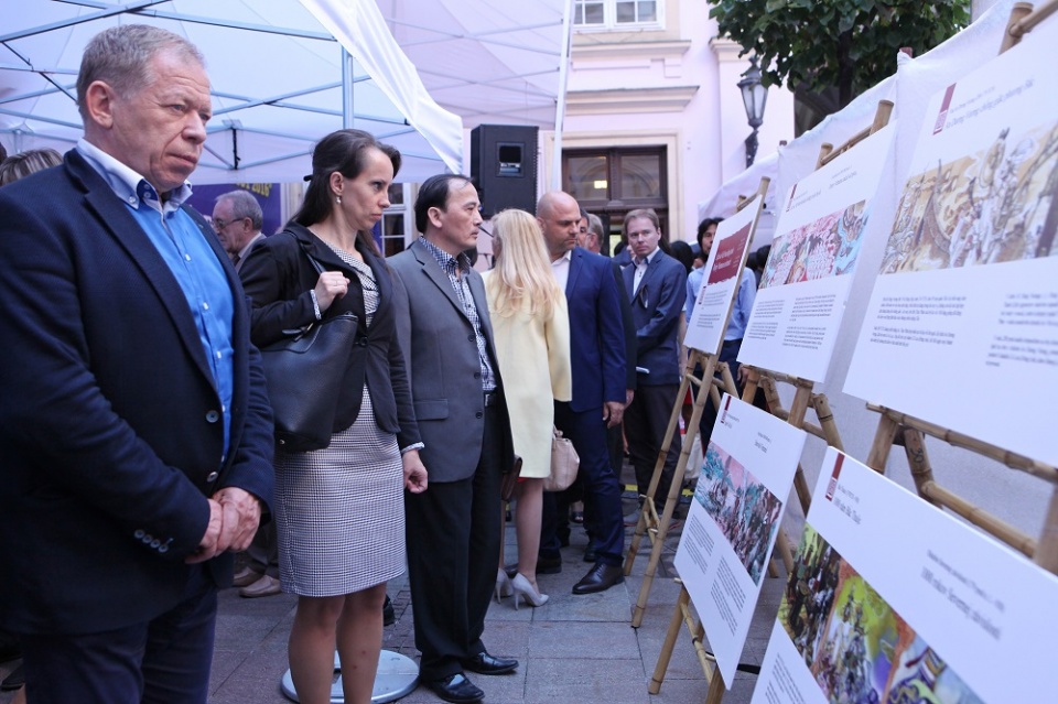 mang ve dep bien dao viet den chau au