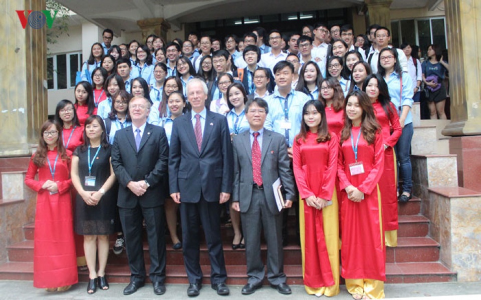Ngoại trưởng Canada nói chuyện với sinh viên 4 trường đại học ngoai truong canada noi chuyen voi sinh vien 4 truong dai hoc