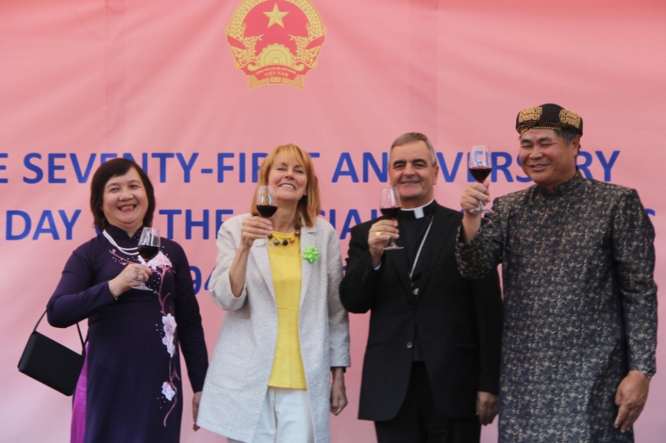 dai su quan viet nam tai duc ky niem 71 nam quoc khanh