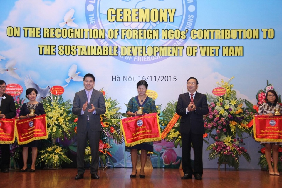 nguoi lau di nuoc mat chien tranh giua thoi binh