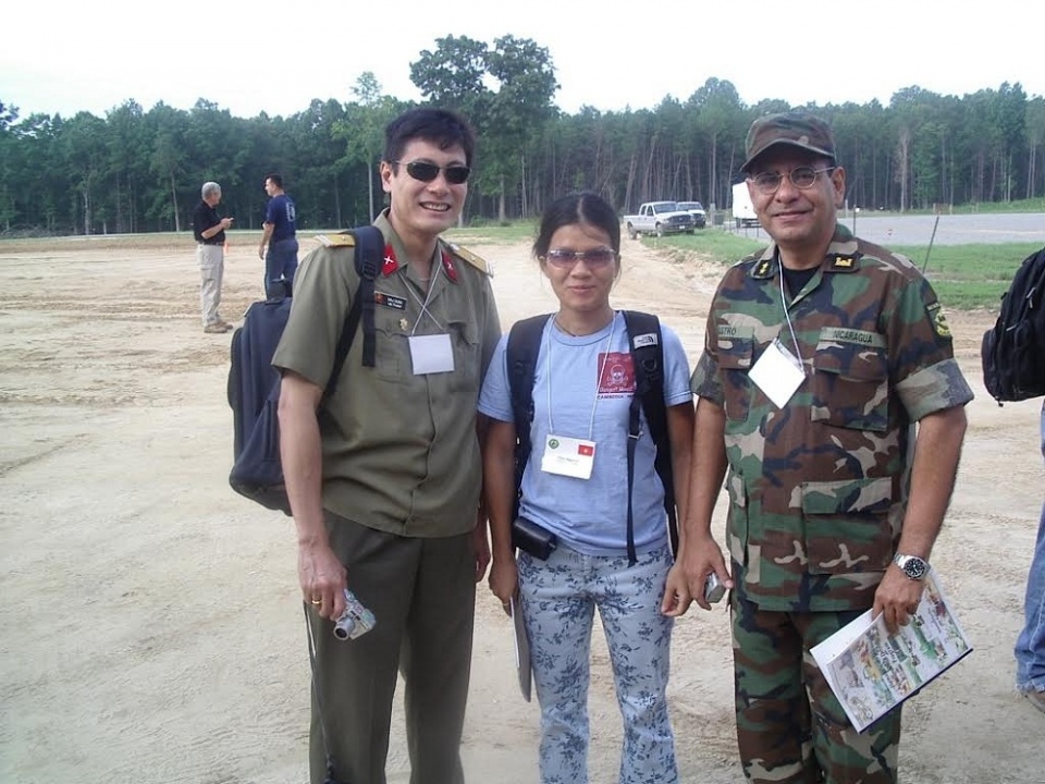 nguoi lau di nuoc mat chien tranh giua thoi binh