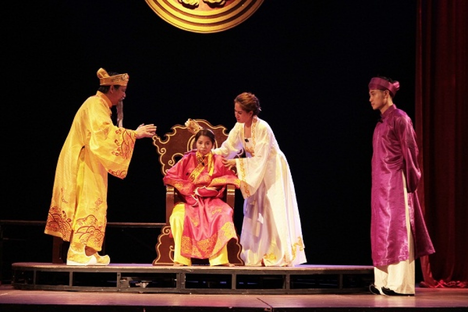 tinh thoi su tren san khau kich