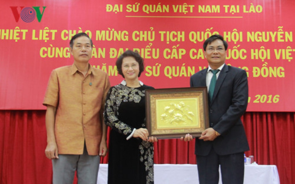 chu tich quoc hoi tham dai su quan viet nam tai lao