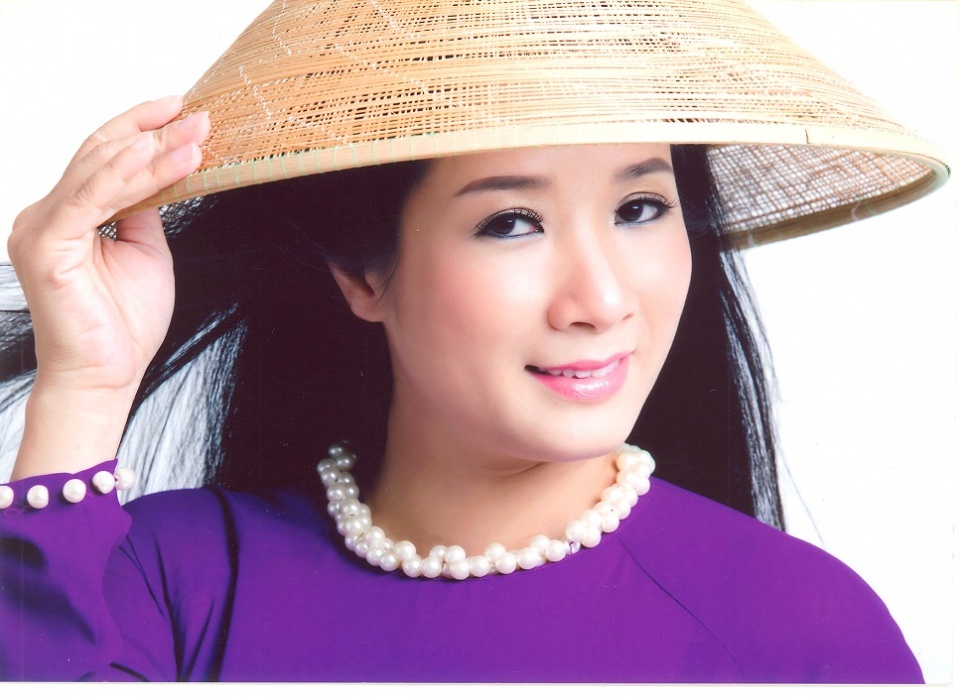 nu cuoi sau nhung truan chuyen