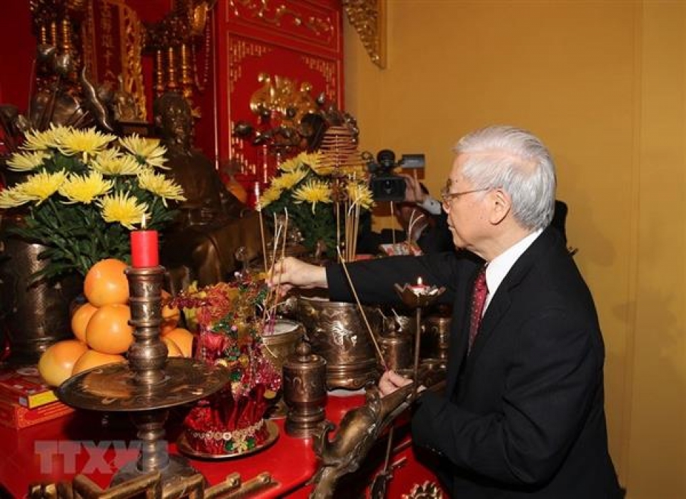 tong bi thu tham va noi chuyen voi can bo dsq viet nam va cong dong nguoi viet tai nga