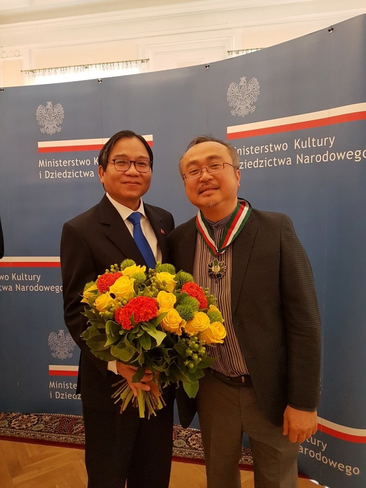 Ba Lan trao tặng NSND Đặng Thái Sơn giải thưởng cao quý nhất về văn hóa ba lan trao tang nsnd dang thai son giai thuong cao quy nhat ve van hoa