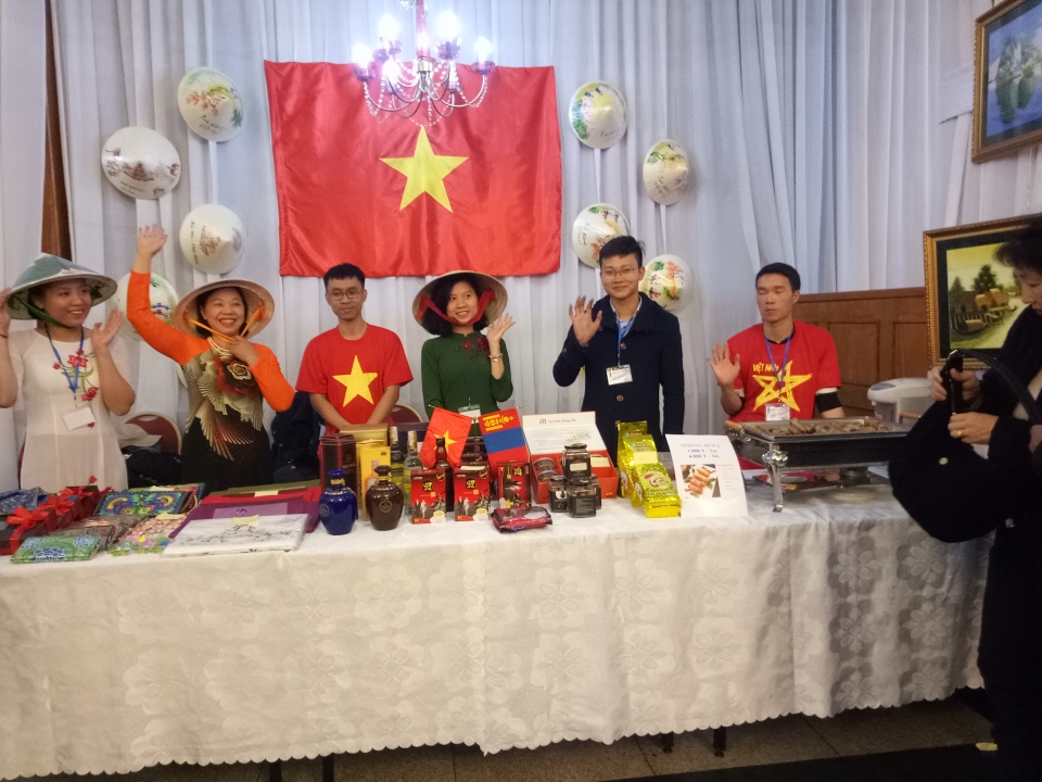 dai su quan viet nam tai mong co tham gia hoi cho tu thien