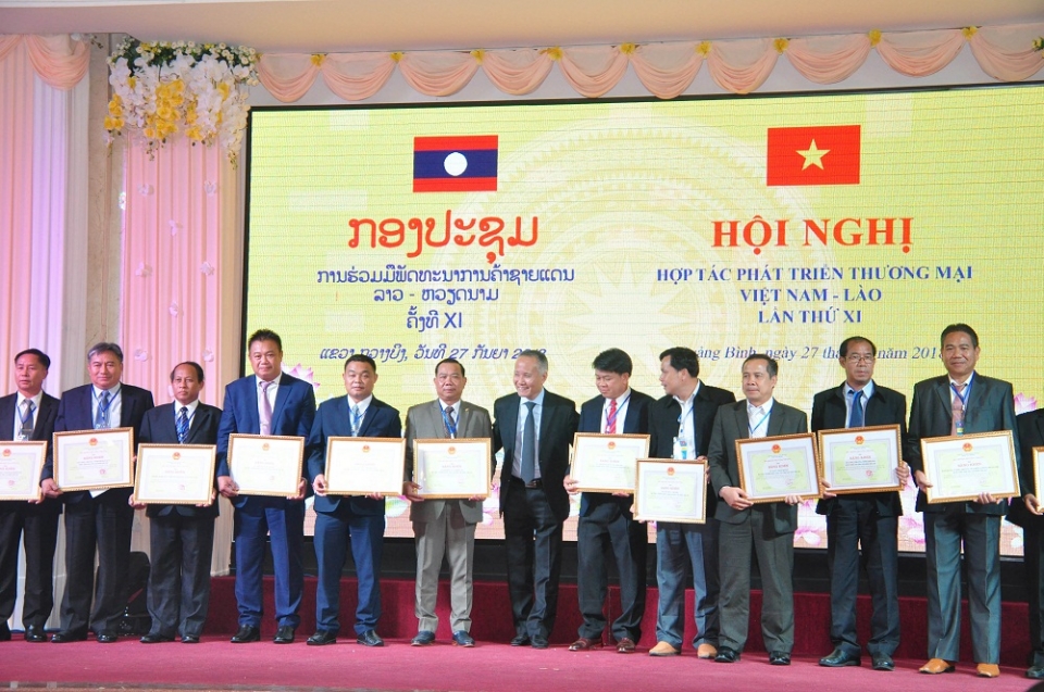 Việt - Lào hợp tác phát triển thương mại biên giới viet lao hop tac phat trien thuong mai bien gioi