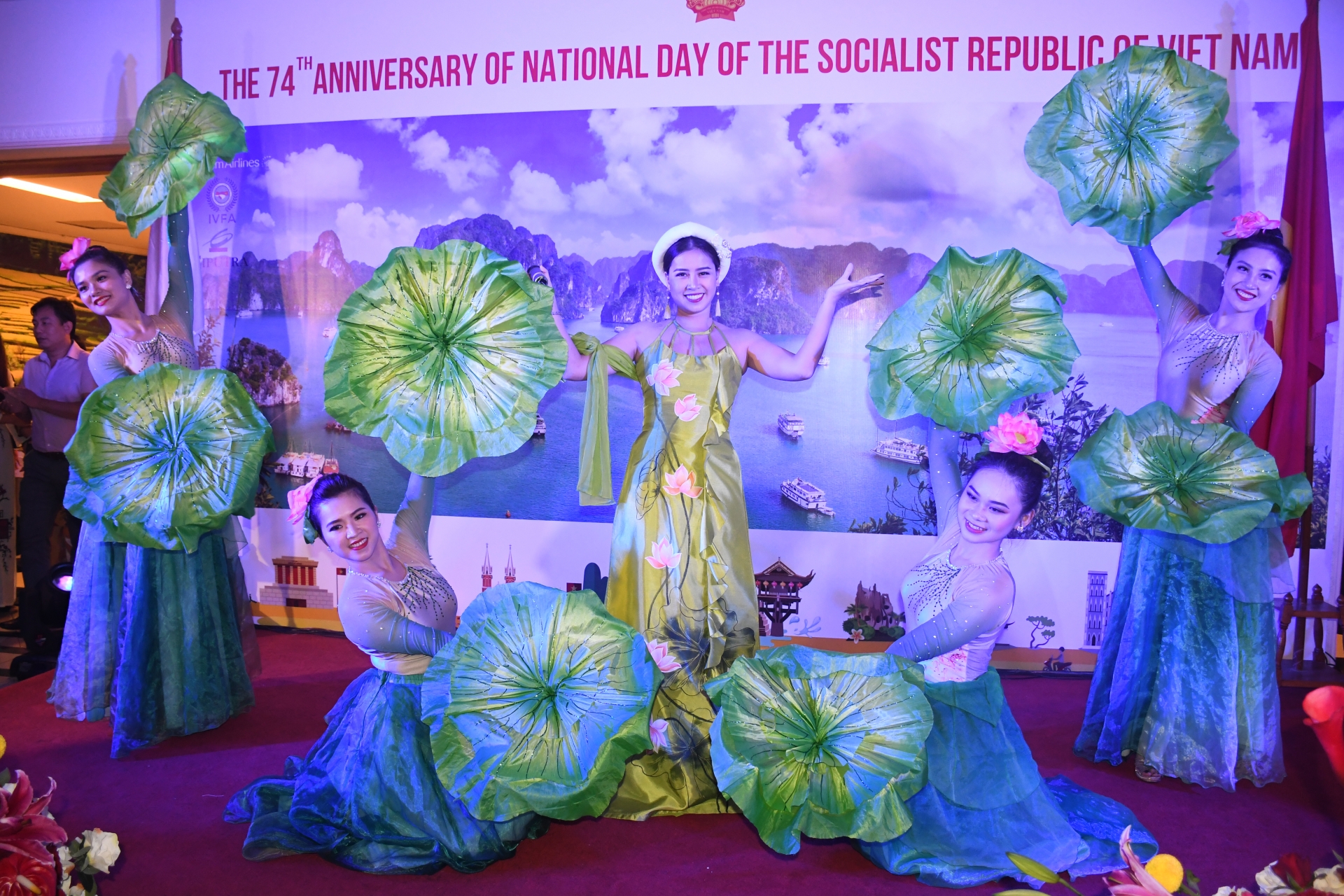 Đại sứ quán Việt Nam tại Indonesia kỉ niệm 74 năm Quốc khánh dai su quan viet nam tai indonesia ki niem 74 nam quoc khanh