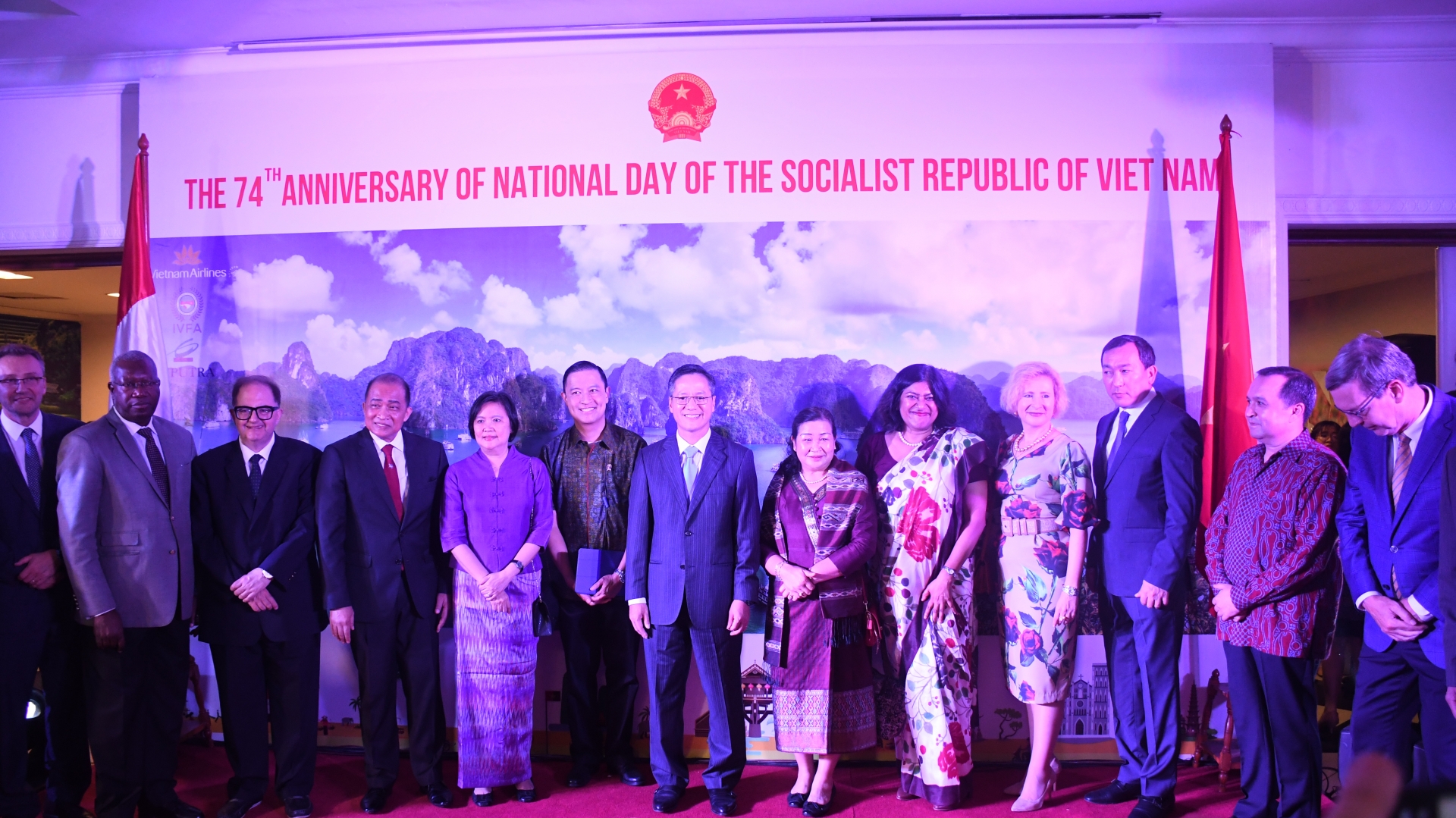 Đại sứ quán Việt Nam tại Indonesia kỉ niệm 74 năm Quốc khánh dai su quan viet nam tai indonesia ki niem 74 nam quoc khanh