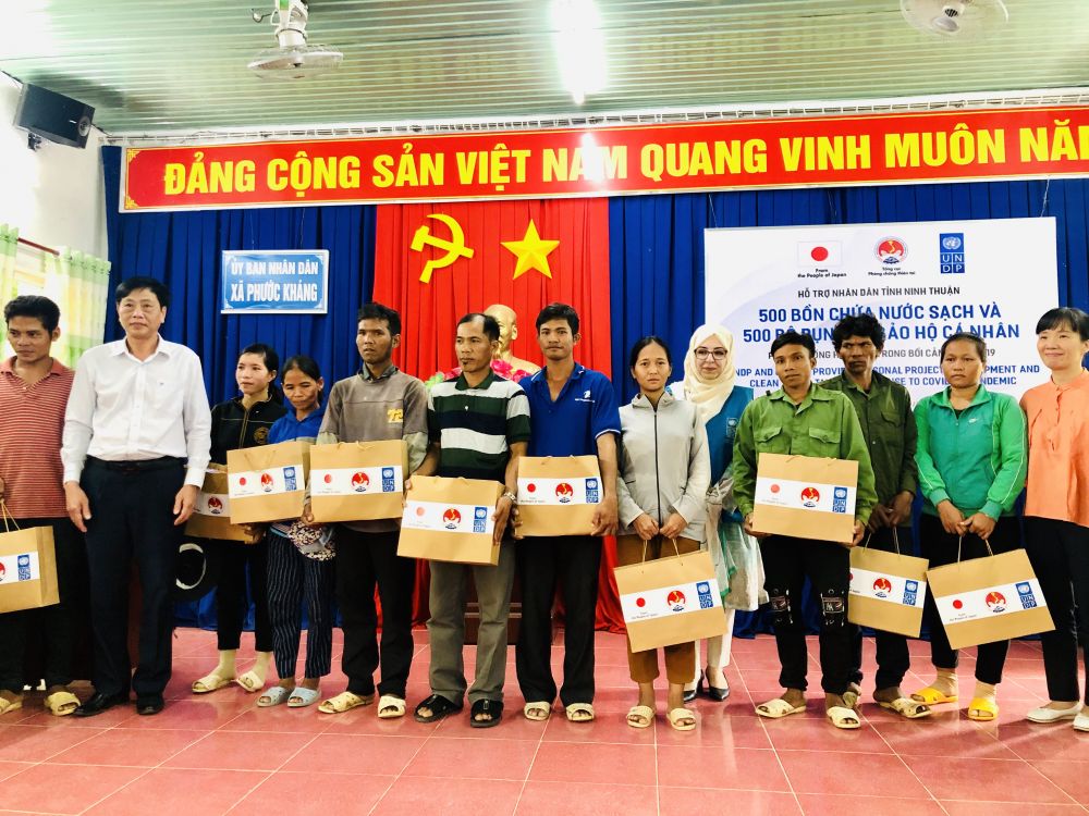 ninh-thuan-ho-tro-500-ho-ngheo-cac-thiet-bi-co-ban-phong-chong-covid-19