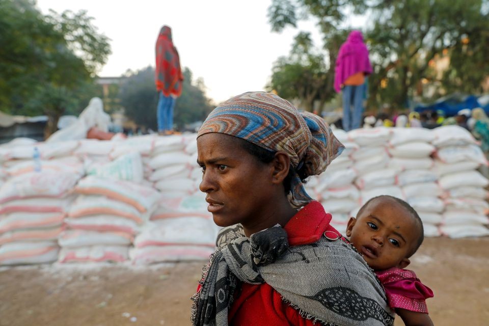 Một phụ nữ ở Tigray xếp hàng chờ nhận thực phẩm ngày 15/3. (Nguồn: Reuters)