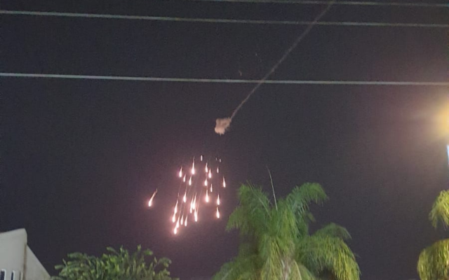 Căng thẳng ở Dải Gaza: Vòm Sắt liên tục kích hoạt, Israel cảnh cáo Hamas nhận 'cái giá đắt', dồn dập tấn công trả đũa. (Nguồn: Times of Israel)