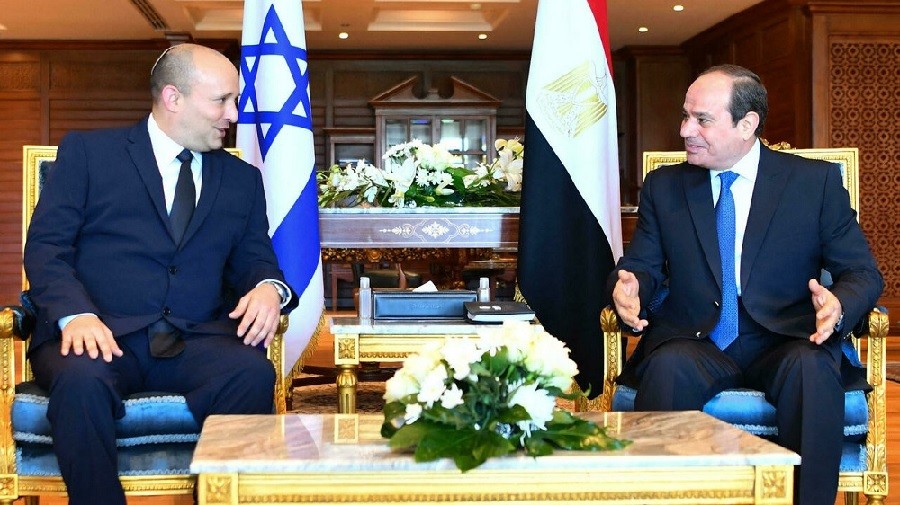 Thủ tướng Israel Bennett (trái) và Tổng thống AI Cập El-Sisi trong cuộc gặp ngày 13/9 tại Ai Cập. (Nguồn: AFP)