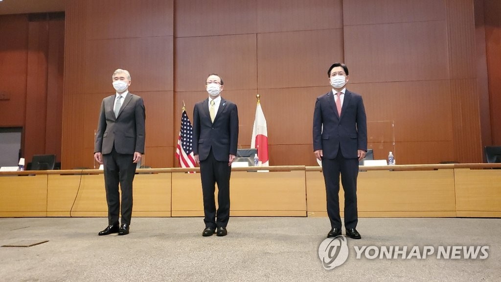 HĐặc phái viên hạt nhân chính của Hàn Quốc Noh Kyu-duk (R) chụp ảnh với những người đồng cấp Hoa Kỳ và Nhật Bản, Sung Kim (L) và Takehiro Funakoshi, trước cuộc hội đàm của họ tại Tokyo vào ngày 14 tháng 9 năm 2021.