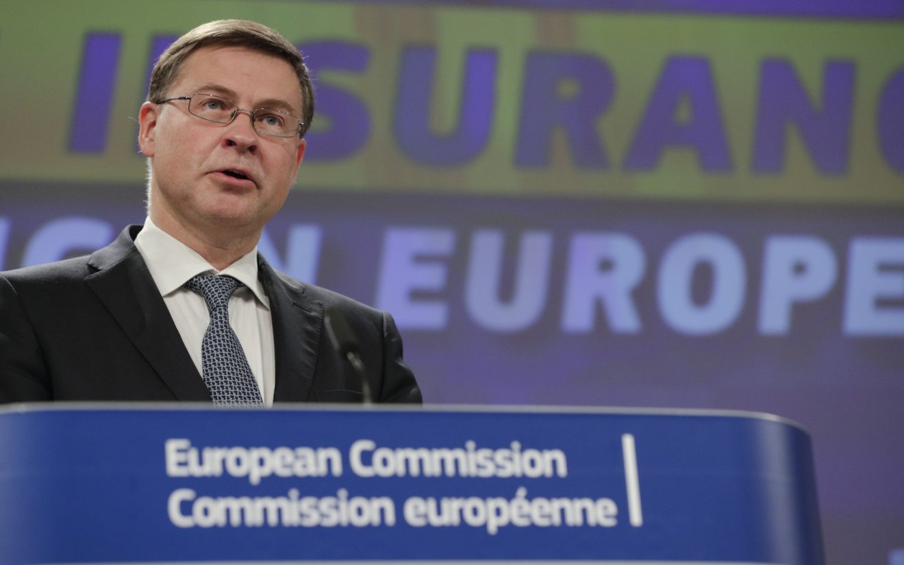 Valdis Dombrovskis. Ủy ban châu Âu thận trọng trong việc phản ứng với AUKUS, EU kêu gọi 'tin tưởng mạnh mẽ hơn' vào Mỹ. (Nguồn: EPA-EFE