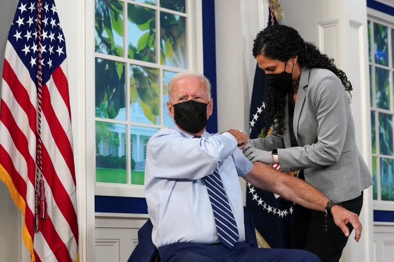 Covid-19 ở Mỹ: Tổng thống Biden tiêm mũi vaccine thứ 3, người phát ngôn Bộ Ngoại giao nhiễm bệnh