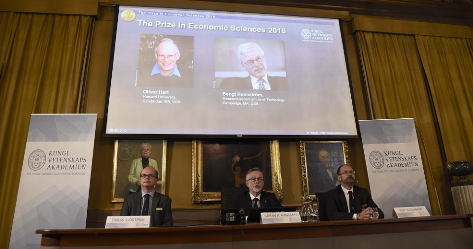 phia sau nhung ban hop dong