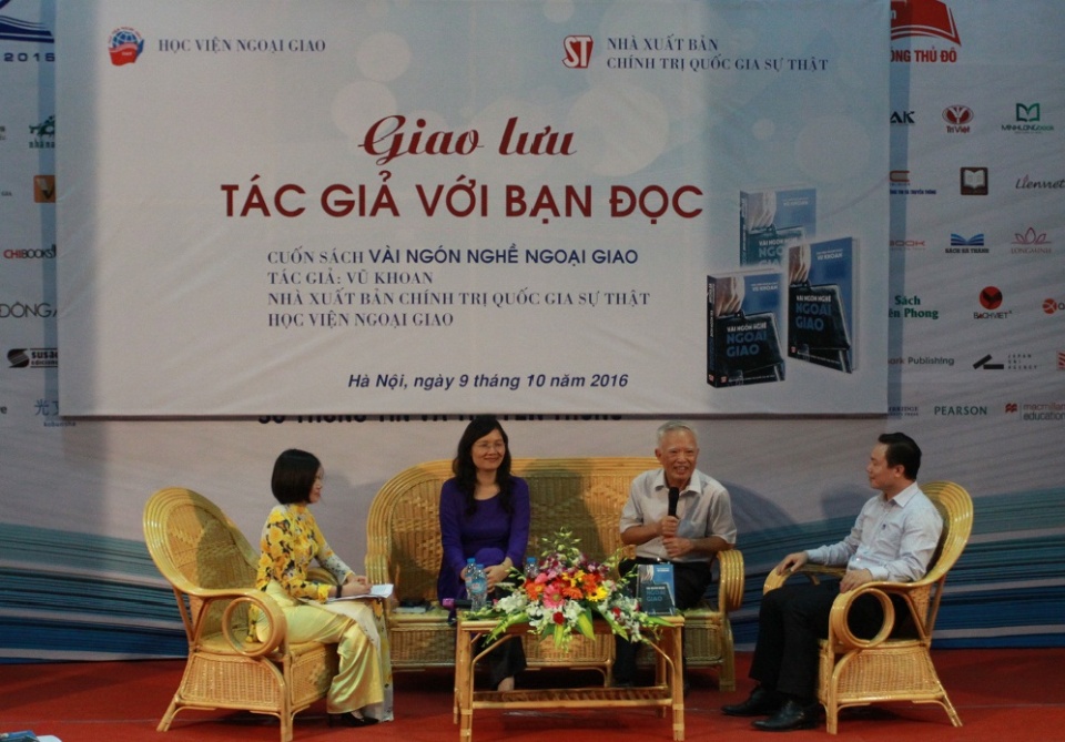 nhung cau chuyen ben ngoai cuon sach