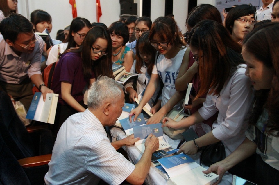 nhung cau chuyen ben ngoai cuon sach