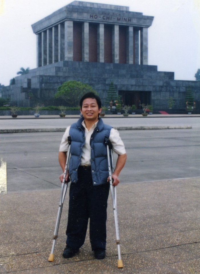 Cậu bé trúng pháo kích năm ấy cau be trung phao kich nam ay