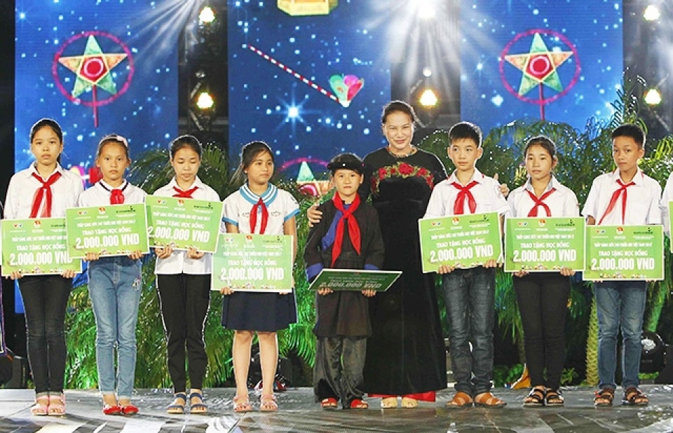 chu tich quoc hoi nguyen thi kim ngan du le hoi mat trang