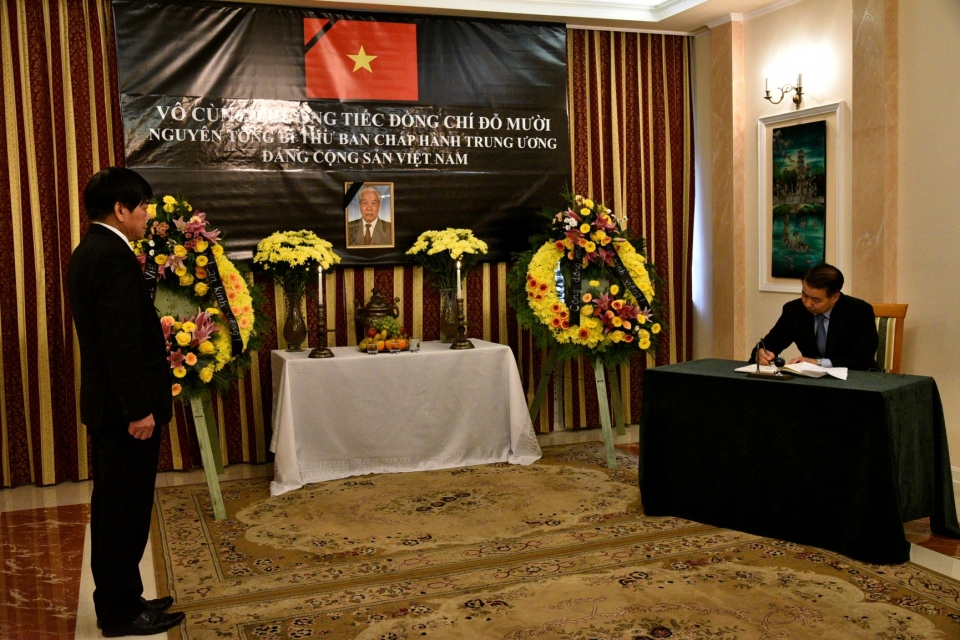 le vieng va mo so tang nguyen tong bi thu do muoi tai ba lan