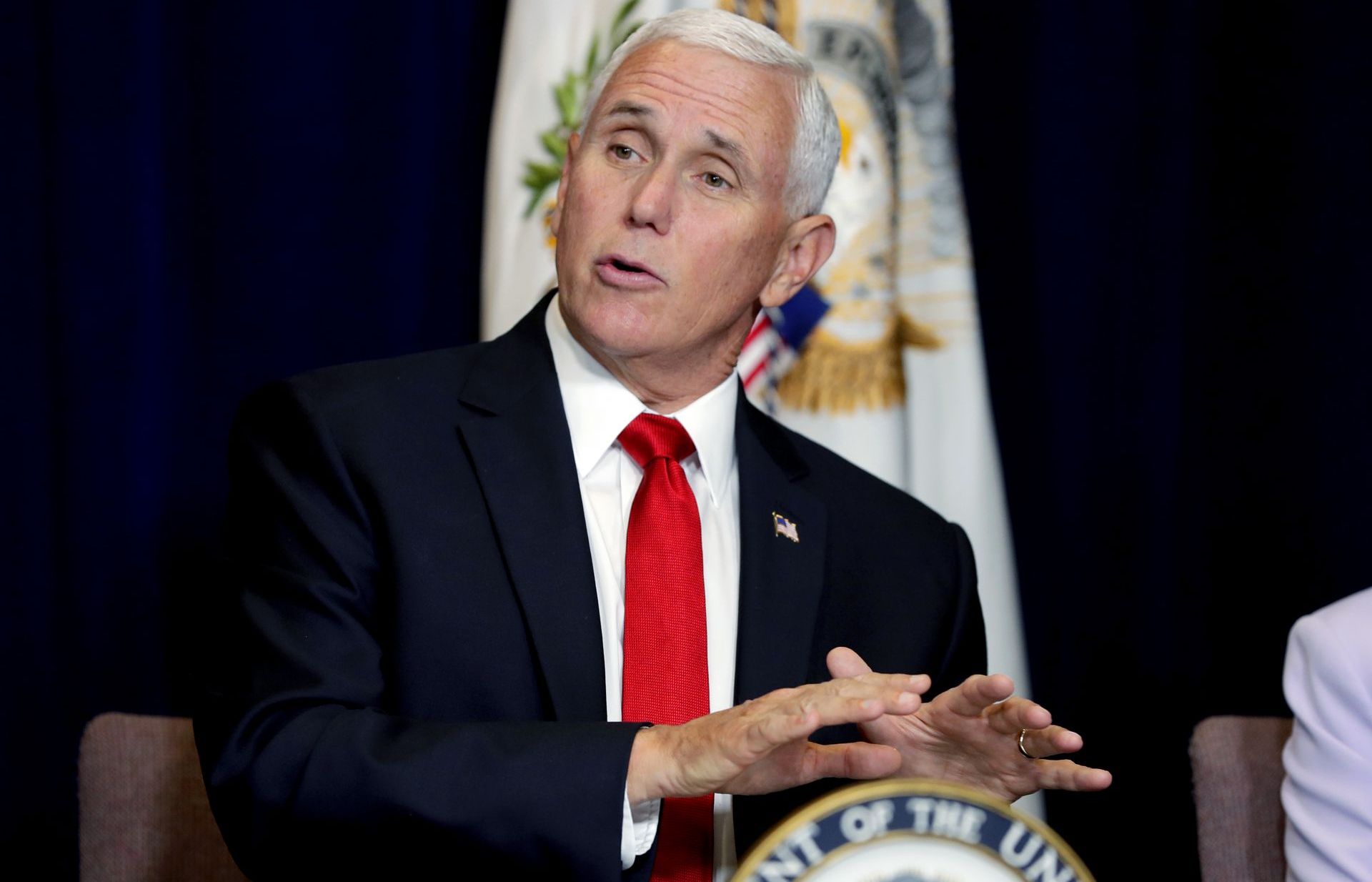 pho tong thong mike pence len tieng ve be boi cua ong trump