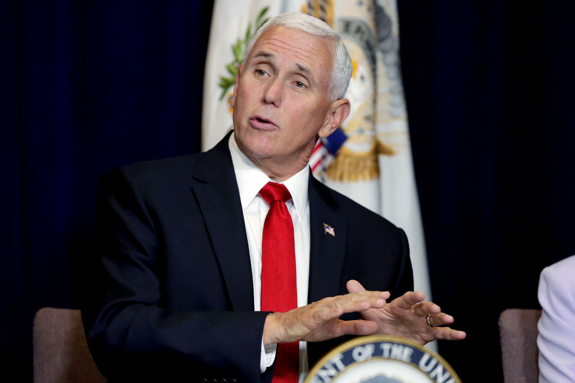 pho tong thong mike pence len tieng ve be boi cua ong trump