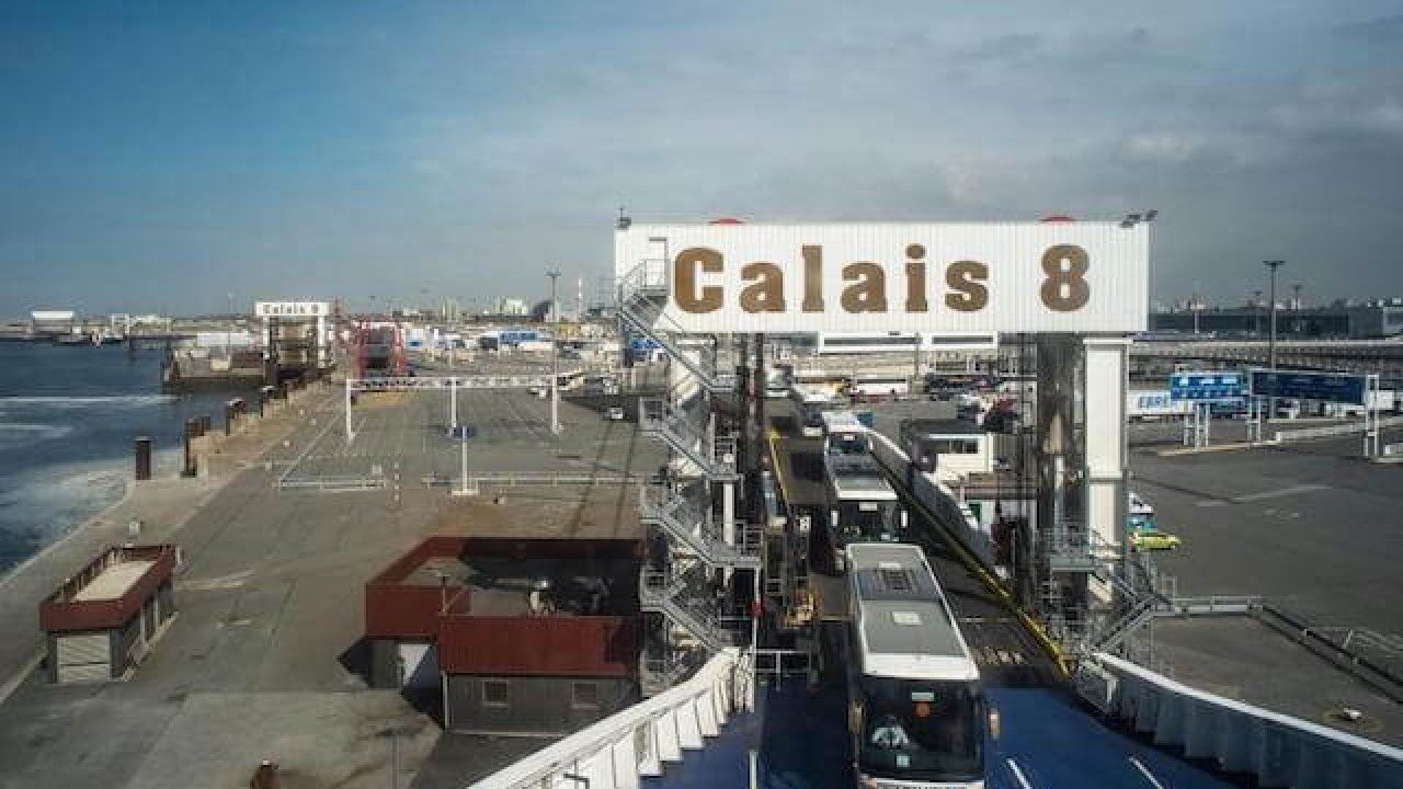 phat hien 8 nguoi nhap cu trong xe lanh o phap