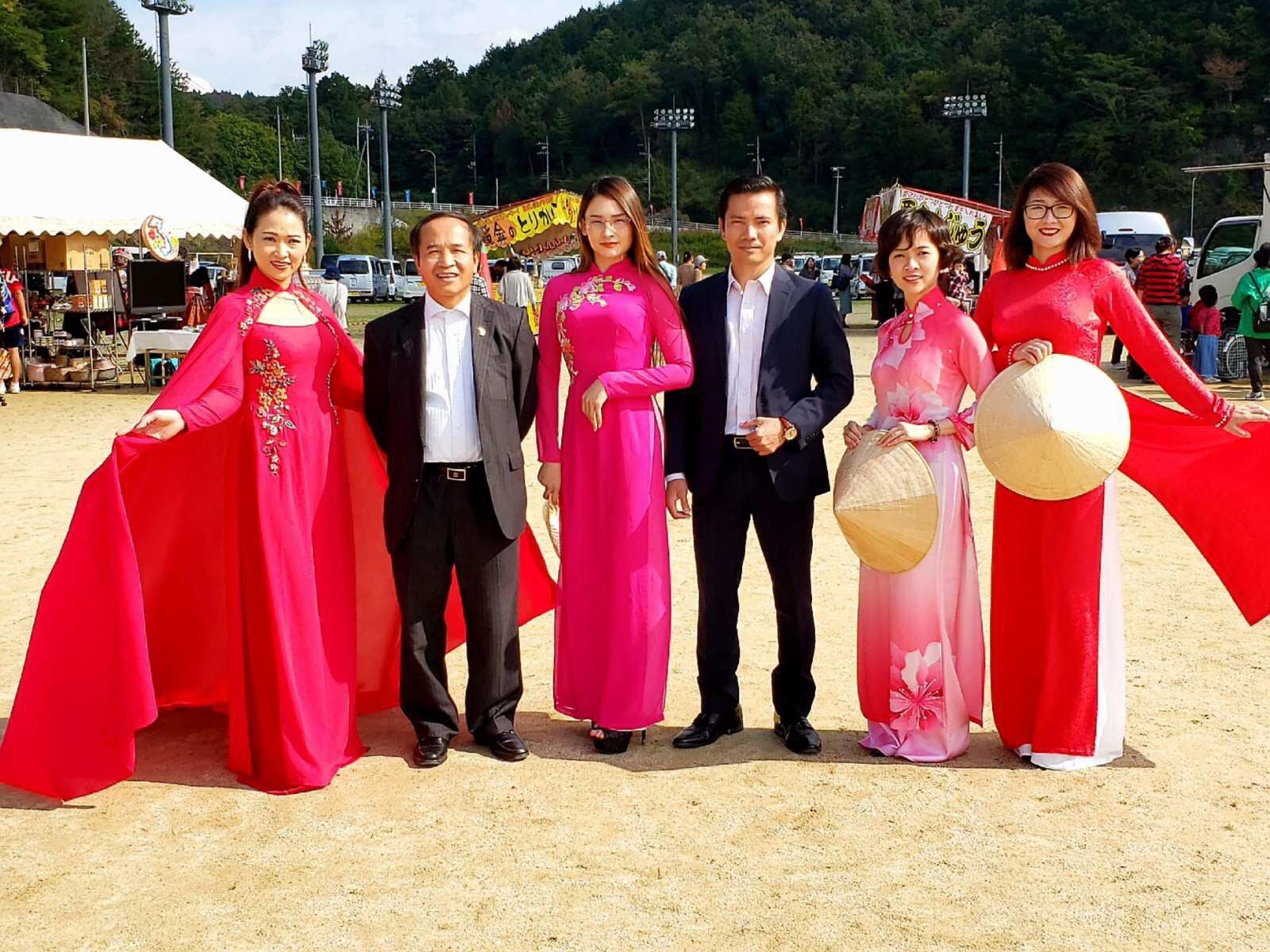 Tổng lãnh sự quán Việt Nam tại Osaka tham gia Lễ hội Mimasaka 2019 tong lanh su quan viet nam tai osaka tham gia le hoi mimasaka 2019