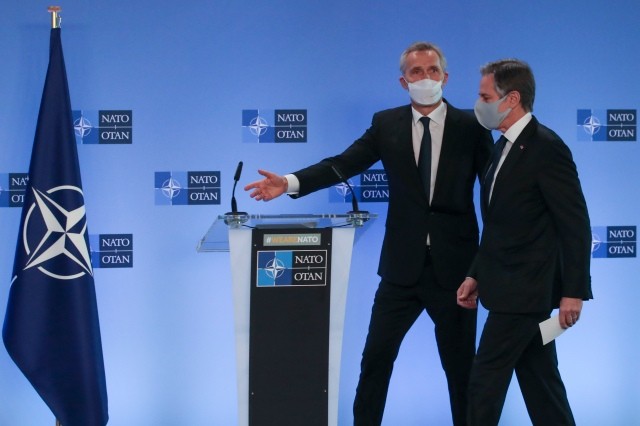 Tổng thư ký NATO và Ngoại trưởng Mỹ  trước cuộc họp của NATO tại Brussels, Bỉ vào tháng 3. (Nguồn: AP)