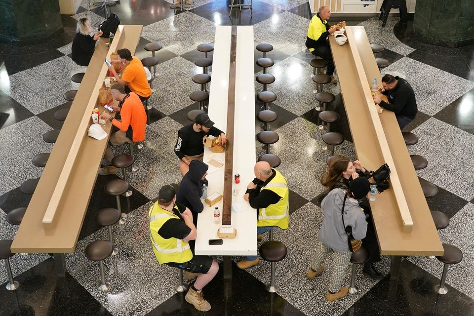 Thực khách ngồi ăn tại một khu ẩm thực ở trung tâm thành phố Sydney vào ngày đầu tiên dỡ bỏ hoàn toàn phong tỏa vào 11/10.Nguồn: Reuters)