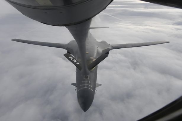 Máy bay ném bom B-1B của Mỹ nhận tiếp liệu trên không  ngày 19/10. (Nguồn: Us Air Force)